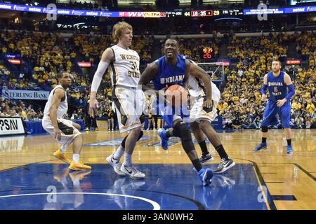 9 mars 2014 - produit Louis, Missouri, U. S - le garde de l'Indiana State / attaquant MANNY Arop (3) conduit une voie ouverte vers le panier au match de championnat Missouri Valley Conference Arch Madness Tournament où Wichita State a battu l'Indiana State 83-69 et est devenu sur la deuxième équipe à avoir un record de 34-0. (Crédit image : © Richard Ulreich/ZUMAPRESS.com) Banque D'Images