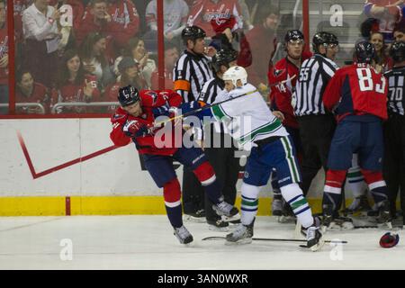 14 mars 2014 - Washington D. C, District de Columbia, U. S - 14 mars 2014 : L'aile droite des Canucks de Vancouver Zack Kassian (9) pousse le défenseur des Capitals de Washington Karl Alzner (27) en première période pendant le match entre les Capitals de Washington et les Canucks de Vancouver au Verizon Center à Washington, DC (image crédit : â© Kostas Lymperopoulos/Cal Sport Media)(image crédit : © Kostas Lymperopoulos/Cal Sport Media/ZUMAPRESS.com) Banque D'Images