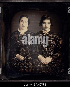 1er juin 1900 - deux femmes dans des robes à carreaux identiques, Portrait, daguerréotype, vers les années 1850 (crédit image : © Glasshouse/ZUMAPRESS.com) Banque D'Images
