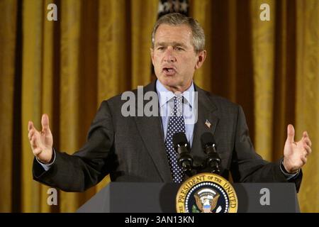 9 octobre 2002 - États-Unis - À UTILISER AVEC LES NOUVELLES américaines CONNEXES SLUGGED : BUSH KRT PHOTOGRAPHIE PAR CHUCK KENNEDY (9 octobre) WASHINGTON, DC - le président Bush prononce un discours lors d'un événement à la Maison Blanche, le mercredi 9 octobre 2002, célébrant les contributions et les réalisations des Américains hispaniques à la fin du mois national du patrimoine hispanique. (KRT) NC KD BL 2002 (Horiz) (image numérique) (smd) (crédit image : © PHOTOGNOSOURCE/mct/ZUMAPRESS.com) Banque D'Images
