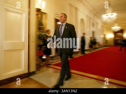 9 octobre 2002 - États-Unis - À UTILISER AVEC LES NOUVELLES américaines CONNEXES SLUGGED : BUSH KRT PHOTOGRAPHIE PAR CHUCK KENNEDY (9 octobre) WASHINGTON, DC - le président Bush se rend dans la salle est de la Maison Blanche avant de faire des remarques, mercredi 9 octobre 2002, célébrant les contributions et les réalisations des Américains hispaniques à la fin du mois national du patrimoine hispanique. (KRT) NC KD BL 2002 (Horiz) (image numérique) (smd) (crédit image : © PHOTOGNOSOURCE/mct/ZUMAPRESS.com) Banque D'Images