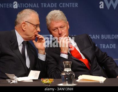 9 octobre 2002 - États-Unis - À UTILISER AVEC LES NOUVELLES américaines CONNEXES SLUGGED : CLINTON KRT PHOTOGRAPHIE DE STEVE Deslich (9 octobre) WASHINGTON, DC - avant de prononcer un discours, l'ancien président Bill Clinton écoute Lee Hamilton, ancien membre du Congrès et maintenant directeur du Woodrow Wilson International Center for Scholars, mercredi 9 octobre 2002, à Washington, DC (KRT) NC KD 2002 (Horiz) (image numérique) (smd) (crédit image : © PHOTOGNOSOURCE/mct/ZUMAPRESS.com) Banque D'Images