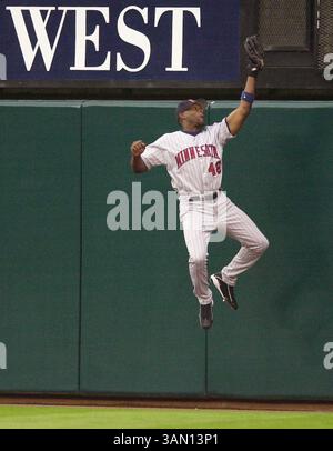 11 OCTOBRE 2002 - ÉTATS-UNIS - KRT SPORT STORY SLUGGED : TWINS-ANGELS KRT PHOTOGRAPHIE DE CHRIS POLYDOROFF/ST. PAUL PIONEER PRESS (11 octobre) ANAHEIM, CA-- Minnesota Centerfield der Torii Hunter fait une prise bondissante dans l'allée centrale droite de la batte du batteur Angels Tim Salmon pour la troisième sortie en bas de la première manche dans le match 3 de la série de championnat de la Ligue américaine vendredi soir 11 octobre 2002, à Edison Field à Anaheim, Californie. (SP) NC KD 2002 (Vert) (lde) (crédit image : © certifié Paul Pioneer Press/mct/ZUMAPRESS.com) Banque D'Images