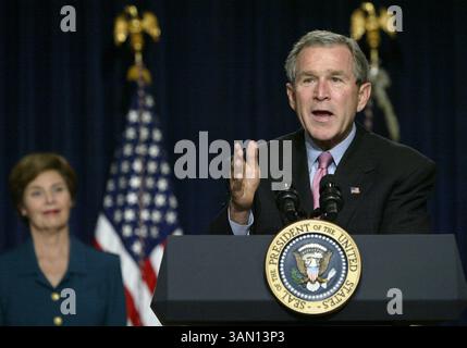11 octobre 2002 - États-Unis - À UTILISER AVEC DES HISTOIRES américaines CONNEXES SLUGGED : BUSH KRT PHOTOGRAPHIE PAR CHUCK KENNEDY (11 octobre) WASHINGTON, D.C. - Une première dame Laura Bush regarde, le président Bush prononce un discours sur l'aide humanitaire à l'Afghanistan à Eisenhower Executive Office Building, à Washington, D.C. le vendredi 11 octobre, 2002. (KRT) NC KD 2002 (Horiz) (image numérique) (smd) (crédit image : © PHOTOGNOSOURCE/mct/ZUMAPRESS.com) Banque D'Images