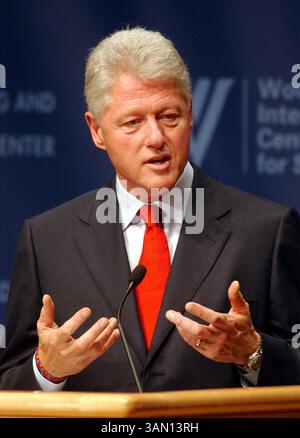 9 octobre 2002 - États-Unis - À UTILISER AVEC LES NOUVELLES américaines CONNEXES SLUGGED : CLINTON KRT PHOTOGRAPHIE DE STEVE Deslich (9 octobre) WASHINGTON, DC - L'ancien président Bill Clinton prend la parole au Woodrow Wilson International Center for Scholars, mercredi 9 octobre 2002, à Washington, DC (KRT) NC KD 2002 (Vert) (image numérique) (smd) (crédit image : © PHOTOGNOSOURCE/mct/ZUMAPRESS.com) Banque D'Images