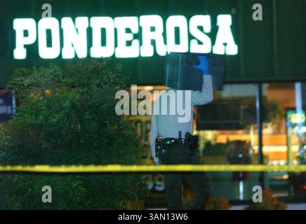 19 octobre 2002 - États-Unis - KRT US NEWS STOLLGED : SNIPER KRT PHOTO PAR KEN CEDENO/KRT (20 octobre) ASHLAND, va -- Un enquêteur de police porte une affaire devant un restaurant Ponderosa où un homme de 37 ans a été abattu samedi 19 octobre 2002. La police enquête pour voir si elle est liée à un tireur d'élite qui a tué neuf autres personnes et en a blessé deux au cours des trois dernières semaines dans la région de Washington, DC. (KRT) NC KD BL 2002 (Horiz) (gsb) (crédit image : © PHOTOGNOSOURCE/mct/ZUMAPRESS.com) Banque D'Images