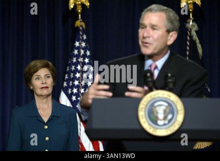 11 octobre 2002 - États-Unis - À UTILISER AVEC DES HISTOIRES américaines CONNEXES SLUGGED : BUSH KRT PHOTOGRAPHIE PAR CHUCK KENNEDY (11 octobre) WASHINGTON, D.C. - Une première dame Laura Bush regarde, le président Bush prononce un discours sur l'aide humanitaire à l'Afghanistan à Eisenhower Executive Office Building, à Washington, D.C. le vendredi 11 octobre, 2002. (KRT) NC KD 2002 (Horiz) (image numérique) (smd) (crédit image : © PHOTOGNOSOURCE/mct/ZUMAPRESS.com) Banque D'Images