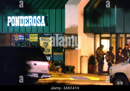 19 octobre 2002 - États-Unis - KRT US NEWS STOLLGED : SNIPER KRT PHOTO PAR KEN CEDENO/KRT (20 octobre) ASHLAND, va -- des policiers se rassemblent devant un restaurant Ponderosa où un homme de 37 ans a été abattu samedi 19 octobre 2002, à Ashland, Virginie. La police enquête pour voir si elle est liée à un tireur d'élite qui a tué neuf autres personnes et en a blessé deux au cours des trois dernières semaines dans la région de Washington, DC. (KRT) NC KD BL 2002 (Horiz) (gsb) (crédit image : © PHOTOGNOSOURCE/mct/ZUMAPRESS.com) Banque D'Images