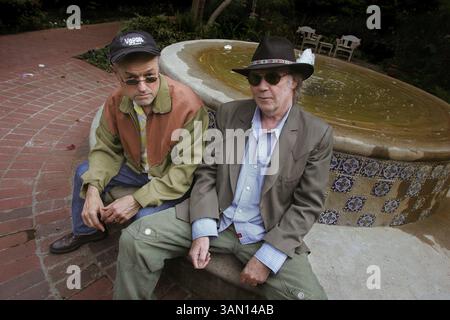 7 février 2006 - Los Angeles, CA, USA - le lauréat d'un Oscar Jonathan Demme, à gauche, et Neil Young posent pour la photographie le 7 février 2006, à Los Angeles, Californie. Demme a réalisé ''Heart of Gold'', mettant en vedette Young dans un concert mis en scène pour le film. (Paul E. Rodriguez/Orange County Register/KRT) (crédit image : © Orange County Register/MCT/ZUMAPRESS.com) Banque D'Images