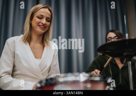 Deux femmes jouant de la musique ensemble dans un studio créatif Banque D'Images