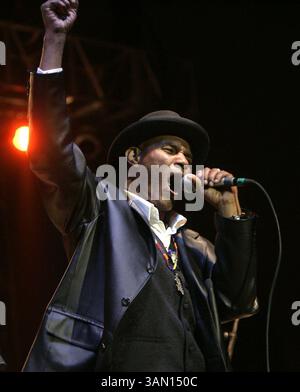 18 mars 2006 - Austin, TX, USA - Cyril Neville joue avec le New Orleans social Club à Auditorium Shores pendant le festival de musique SXSW à Austin, Texas, le 18 mars 2006. (Erich Schlegel/Dallas Morning News/KRT) (image crédit : © Erich Schlegel/MCT/ZUMAPRESS.com) Banque D'Images