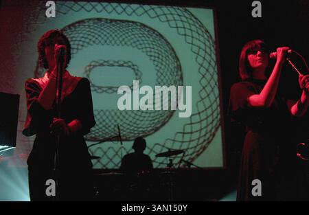 14 avril 2006 - Washington, DC, États-Unis - le duo de chanteuses Ladytron, Mira Aroyo (à gauche) et Helen Marnie, se produit lors d'un concert à Washington D.C. le vendredi 14 avril 2006. Le groupe tourne en soutien à son dernier album, ''Witching Hour'', et à son nouveau CD, ''Extended Play''. (Katherine gaines/KRT) (image crédit : © Katherine gaines/MCT/ZUMAPRESS.com) Banque D'Images