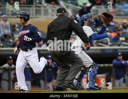 1er mai 2014 - Minneapolis, MN, États-Unis - Brian Dozier des Twins du Minnesota marque contre les Dodgers de Los Angeles lors de la première manche du deuxième match au Target Field à Minneapolis, le jeudi 1er mai 2014. (Crédit image : © Kyndell Harkness/MCT/ZUMAPRESS.com) Banque D'Images