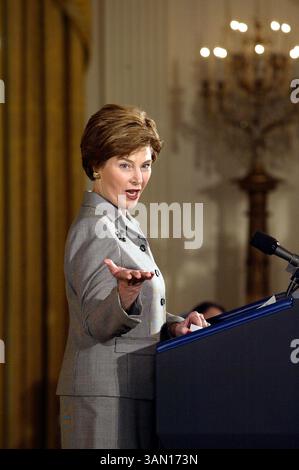 29 octobre 2002 - États-Unis - À UTILISER AVEC LES NOUVELLES américaines CONNEXES SLUGGED : LAURABUSH KRT PHOTOGRAPHIE PAR CHUCK KENNEDY/KRT (octobre 29) WASHINGTON, DC - la première dame Laura Bush présente le Colloque de la Maison Blanche sur les bibliothèques et l'apprentissage tout au long de la vie et honore les lauréats des Prix nationaux 2001 et 2002 pour le service des musées et bibliothèques à la Maison Blanche le mardi 29 octobre 2002. (KRT) NC KD BL 2002 (Vert) (image numérique) (smd) (crédit image : © PHOTOGNOSOURCE/mct/ZUMAPRESS.com) Banque D'Images