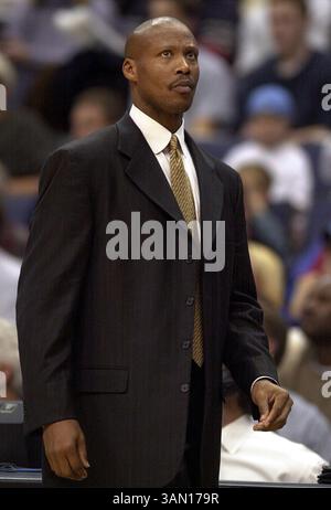 2 novembre 2002 - É.-U. - KRT STAND ALONE SPORT PHOTO SLUGGED : NETS KRTFILE PHOTO PAR GEORGE BRIDGES/KRT (3 novembre) L'entraîneur du New Jersey Byron Scott regarde son équipe dans leur match contre les Wizards de Washington le dimanche 2 novembre 2002. (KRT) NC KD BL 2002 (Vert) (gsb) (crédit image : © PHOTOGNOSOURCE/mct/ZUMAPRESS.com) Banque D'Images