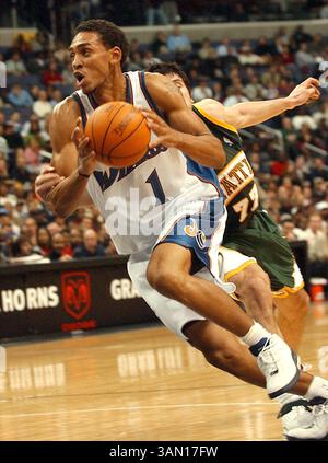 12 novembre 2002 - États-Unis - KRT STAND ALONE SPORT PHOTO SLUGGED : WIZARDS KRT PHOTO PAR HARRY WALKER/KRT (13 novembre) Jared Jeffries de Washington (1) conduit contre Seattle dans un match mardi 12 novembre 2002. (KRT) NC KD BL 2002 (Vert) (gsb) (crédit image : © PHOTOGNOSOURCE/mct/ZUMAPRESS.com) Banque D'Images