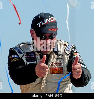 2 juin 2005 - États-Unis - KRT SPORT STORY SLUGGED : NASCAR-CRAFTSMAN KRT PHOTOGRAPHIE PAR CHRIS OBERHOLTZ/KANSAS CITY STAR (2 juillet) KANSAS CITY, KS - Todd Bodine célèbre après avoir remporté la NASCAR Craftsman Truck Series O'Reilly Auto parts 250 le samedi 2 juillet 2005 au Kansas Speedway. (MV) 2005 (crédit image : © Chris Oberholtz/mct/ZUMAPRESS.com) Banque D'Images