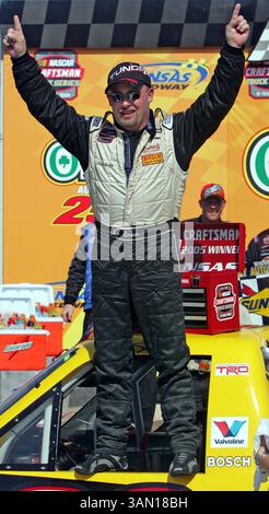 2 juin 2005 - États-Unis - KRT SPORT STORY SLUGGED : NASCAR-CRAFTSMAN KRT PHOTOGRAPHIE PAR ALLISON LONG/KANSAS CITY STAR (2 juillet) KANSAS CITY, KS - Todd Bodine célèbre après avoir remporté la NASCAR Craftsman Truck Series O'Reilly Auto parts 250 le samedi 2 juillet 2005 au Kansas Speedway. (MvW) 2005 (crédit image : © Allison long/mct/ZUMAPRESS.com) Banque D'Images