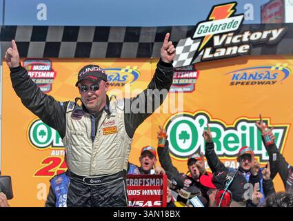 2 juin 2005 - États-Unis - KRT SPORT STORY SLUGGED : NASCAR-CRAFTSMAN KRT PHOTOGRAPHIE PAR ALLISON LONG/KANSAS CITY STAR (2 juillet) KANSAS CITY, KS - Todd Bodine célèbre après avoir remporté la NASCAR Craftsman Truck Series O'Reilly Auto parts 250 le samedi 2 juillet 2005 au Kansas Speedway. (MvW) 2005 (crédit image : © Allison long/mct/ZUMAPRESS.com) Banque D'Images