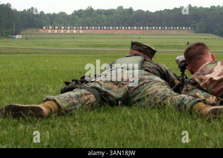 7 juin 2005 - États-Unis - PAS DE MAGS, PAS DE VENTES -- KRT US NEWS STORY SLUGGED : SNIPER KRT PHOTOGRAPHIE DE MICHAEL TEMCHINE/DALLAS MORNING NEWS (11 juillet) le Cpl Ryan Steinbacher, à gauche, et le Sgt Matthew Walker travaillent en équipe pendant l'entraînement à la Marine corps Sniper School à Quantico, en Virginie. (MvW) 2005 (crédit image : © Michael Temchine/mct/ZUMAPRESS.com) Banque D'Images
