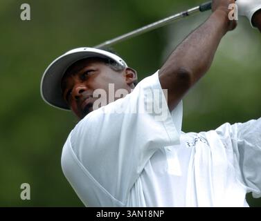9 juin 2005 - États-Unis - KRT SPORT STORY SLUGGED : GLF-BOOZALLEN KRT PHOTO PAR GEORGE BRIDGES/KRT (9 juin) POTOMAC, MD -- Vijay Singh frappe son tir au 7e trou lors de la deuxième manche du Booz-Allen Classic le vendredi 9 juin 2005. (gsb) 2005 (crédit image : © George Bridges/mct/ZUMAPRESS.com) Banque D'Images