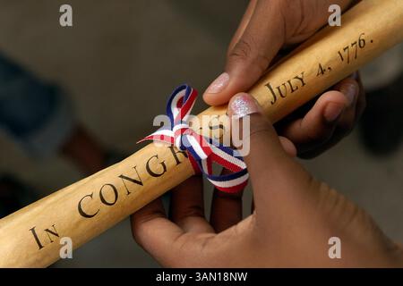 6 juin 2005 - États-Unis - KRT US NEWS STORY SLUGGED : LIBERTYBELL KRT PHOTOGRAPHIE DE TOM GRALISH/PHILADELPHIA INQUIRER (juin 28) Carrin Rodriguez, 13 ans, est née le 4 juillet. Elle a acheté une copie de la Déclaration d'indépendance lors d'une visite à Philadelphie avec sa famille depuis la Floride le 8 juin 2005. (cdm) 2005 (crédit image : © Tom Gralish/mct/ZUMAPRESS.com) Banque D'Images