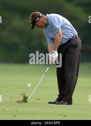 9 juin 2005 - États-Unis - KRT SPORT STORY SLUGGED : GLF-BOOZALLEN KRT PHOTO PAR GEORGE BRIDGES/KRT (9 juin) POTOMAC, MD -- Lee Westwood frappe son tir d'approche sur le 17e trou lors de la deuxième manche du Booz-Allen Classic le vendredi 9 juin 2005. (gsb) 2005 (crédit image : © George Bridges/mct/ZUMAPRESS.com) Banque D'Images