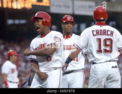 9 juin 2005 - États-Unis - HISTOIRE SPORTIVE KRT SLUGGED : BBN-ATHLETICS-NATIONALS KRT PHOTO PAR GEORGE BRIDGES/KRT (9 juin) WASHINGTON, DC -- Jose Guillen (6) de Washington célèbre Ryan Church (19) et Livan Hernandez (61) marquent en troisième manche contre Oakland sur un doublé par Nick Johson le jeudi 9 juin 2005. (gsb) 2005 (crédit image : © George Bridges/mct/ZUMAPRESS.com) Banque D'Images