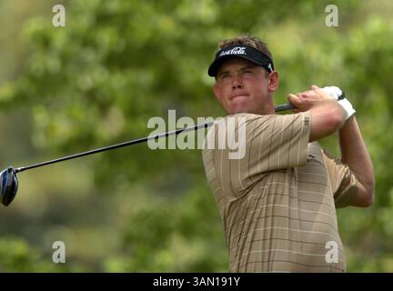 11 juin 2005 - États-Unis - KRT SPORT STORY SLUGGED : GLF-BOOZALLEN KRT PHOTO PAR GEORGE BRIDGES/KRT (11 juin) POTOMAC, MD -- Lee Westwood frappe son coup de tee sur le trou d'ouverture du troisième tour du Booz-Allen Classic le samedi 11 juin 2005. (gsb) 2005 (crédit image : © George Bridges/mct/ZUMAPRESS.com) Banque D'Images