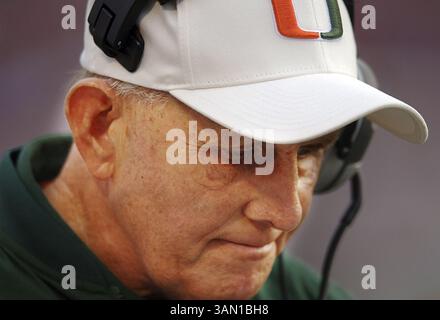12 novembre 2006 - États-Unis - Miami L'entraîneur-chef Larry Coker regarde vers le bas après que le Maryland a marqué un touchdown pendant le match des Hurricanes contre les Terrapins au Byrd Stadium à College Park, Maryland, le samedi 11 novembre 2006. (Steve Deslich/MCT) (image crédit : © Steve Deslich/mct/ZUMAPRESS.com) Banque D'Images