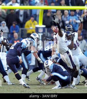 12 novembre 2006 - États-Unis - L'extrémité défensive des Ravens de Baltimore Trevor Pryce (90) bloque une tentative de field goal du kicker Rob Bironas des Titans du Tennessee avec moins d'une minute de jeu. Les Ravens ont battu les Titans, 27-26, au LP Field à Nashville, Tennessee, le dimanche 12 novembre 2006. (John Makely/Baltimore Sun/MCT) (crédit image : © John Makely/mct/ZUMAPRESS.com) Banque D'Images
