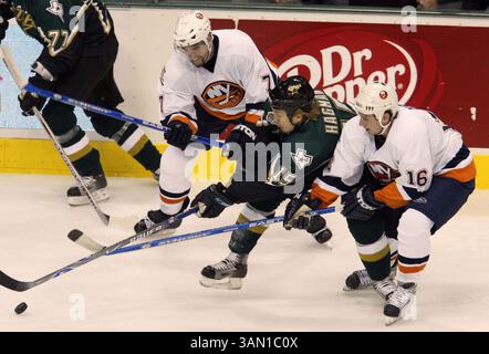15 novembre 2006 - États-Unis - Niklas Hagman des Stars de Dallas se bat pour la rondelle avec Sean Hill (7) et Mike York (16) des Islanders de New York en première période au American Airlines Center de Dallas, Texas, mercredi 15 novembre 2006. Les Islanders ont battu les Stars 3-0. (Sharon M. Steinman/Fort Worth Star-Telegram/MCT) (image de crédit : © Sharon M. Steinman/mct/ZUMAPRESS.com) Banque D'Images