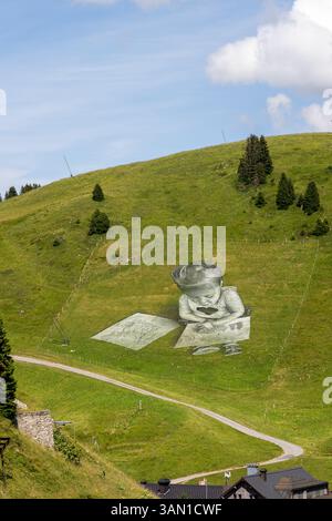 Villar sur Ollon, Suisse - 20 juillet. 2023 : peinture géante d'une fille dessinant sur le versant des Alpes suisses par l'artiste français Guillaume Legros, wh Banque D'Images