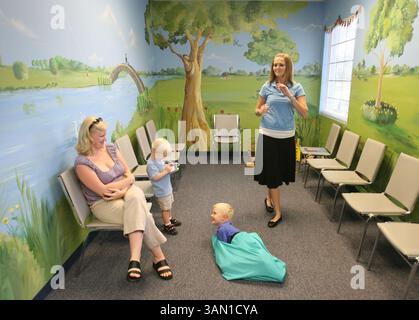 17 octobre 2007 - Jack Walter, 5 ans, au centre, rencontre sa mère, Julie Walter, à l'extrême gauche, et son frère cadet Alex Walter, 2 ans, après une séance de thérapie sensorielle avec l'ergothérapeute Kaela Hamm à Pediatric Potentials Rehab, Inc. à Longwood, Floride, le 17 octobre 2007. (Gary W. Green/Orlando Sentinel/MCT) (crédit image : © Gary W. Green/MCT/ZUMAPRESS.com) Banque D'Images