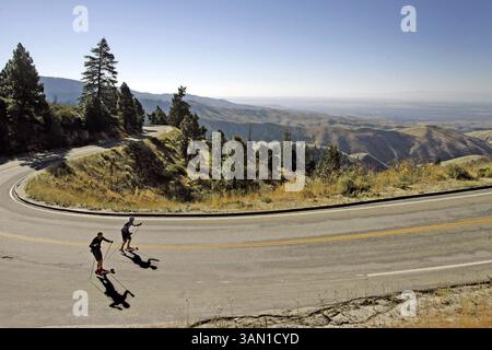 14 octobre 2007 - avec les vues incroyables sur les contreforts de Boise, les skieurs nordiques Matt Grover et Jeff Gasser skient sur la route Bogus Basin au début d'octobre 2007. (Chris Butler/Idaho Statesman/MCT) (image crédit : © Chris Butler/MCT/ZUMAPRESS.com) Banque D'Images