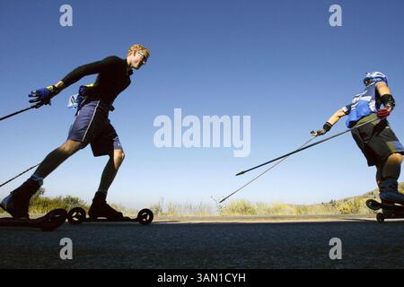 14 octobre 2007 - les skieurs nordiques Matt Grover et Jeff Gasser skient à roulettes sur la route de Bogus Basin. Le ski à roulettes a commencé comme un entraînement hors saison pour les coureurs de ski de fond. C'est un entraînement haute intensité à faible impact. (Chris Butler/Idaho Statesman/MCT) (image crédit : © Chris Butler/MCT/ZUMAPRESS.com) Banque D'Images