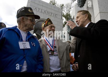 8 novembre 2007 - de gauche à droite, les vétérans Don Rice, de Melvern, au Kansas, et Clarence mai, de Wakeeney, au Kansas, partagent un rire avec l'ancien sénateur et compagnon vétéran Bob Dole au monument commémoratif de la seconde Guerre mondiale à Washington, D.C. le 7 novembre 2007. Le groupe était avec Honor Flight, qui vole des vétérans de la seconde Guerre mondiale pour visiter le mémorial sur le National Mall. Les saluant également sur le site étaient l'ancien membre du Congrès Jerry Moran (R-KS) et la députée Nancy Boyda (d-KS). (Jamie Rose/MCT) (image crédit : © Jamie Rose/MCT/ZUMAPRESS.com) Banque D'Images