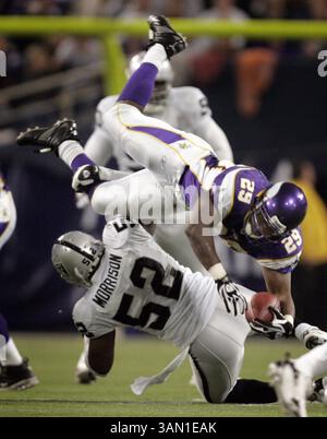 18 novembre 2007 - les Vikings du Minnesota reviennent Chester Taylor (29) dans Tumpended par Oakland Raiders Kirk Morrison (52) au quatrième trimestre. Les Vikings battent les Raiders 29-22 au Metrodome de Minneapolis, Minnesota, le dimanche 18 novembre 2007. (Carols Gonzalez/Minneapolis Star Tribune/MCT) (image crédit : © Carlos Gonzalez/MCT/ZUMAPRESS.com) Banque D'Images