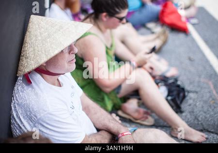 11 mai 2014 - Atlanta, Géorgie, États-Unis - Un homme est assis à l'ombre pour éviter la chaleur au Shaky Knees Festival. (Crédit image : © Branden Camp/ZUMA Wire/ZUMAPRESS.com) Banque D'Images