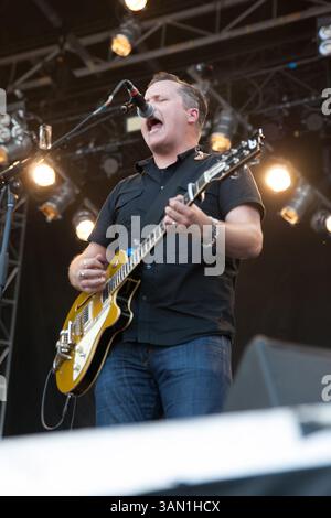 11 mai 2014 - Atlanta, Géorgie, États-Unis - L'artiste JASON ISBELL se produit devant une foule nombreuse au Shaky Knees Festival. (Crédit image : © Branden Camp/ZUMA Wire/ZUMAPRESS.com) Banque D'Images