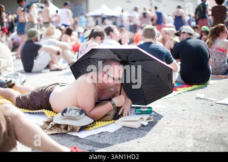 11 mai 2014 - Atlanta, Géorgie, États-Unis - Un homme lit un livre sous un parapluie au Festival Shaky Knees. (Crédit image : © Branden Camp/ZUMA Wire/ZUMAPRESS.com) Banque D'Images