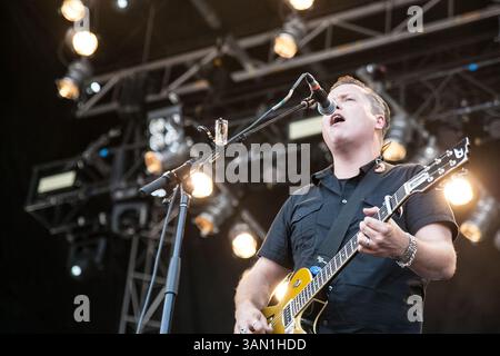 11 mai 2014 - Atlanta, Géorgie, États-Unis - L'artiste JASON ISBELL se produit devant une foule nombreuse au Shaky Knees Festival. (Crédit image : © Branden Camp/ZUMA Wire/ZUMAPRESS.com) Banque D'Images