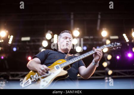 11 mai 2014 - Atlanta, Géorgie, États-Unis - L'artiste JASON ISBELL se produit devant une foule nombreuse au Shaky Knees Festival. (Crédit image : © Branden Camp/ZUMA Wire/ZUMAPRESS.com) Banque D'Images