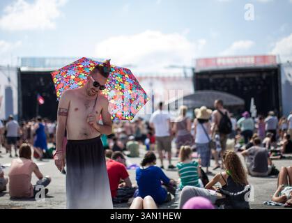 11 mai 2014 - Atlanta, Géorgie, États-Unis Un homme se tient sous un parapluie pour éviter le soleil direct au Festival Shaky Knees. (Crédit image : © Branden Camp/ZUMA Wire/ZUMAPRESS.com) Banque D'Images