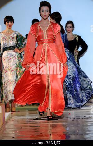 17 mai 2014 - Tunis, Tunis, Tunisie - le styliste marocain de défilé Issam Balalioui à la 6 ème édition de la nuit de la mode arabe 2014 au Grand Hôtel dans le quartier résidentiel Menzah 7 au nord de Tunis. (Crédit image : © Chokri Mahjoub/ZUMAPRESS.com) Banque D'Images