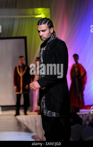 17 mai 2014 - Tunis, Tunis, Tunisie - le styliste marocain de défilé Issam Balalioui à la 6 ème édition de la nuit de la mode arabe 2014 au Grand Hôtel dans le quartier résidentiel Menzah 7 au nord de Tunis. (Crédit image : © Chokri Mahjoub/ZUMAPRESS.com) Banque D'Images