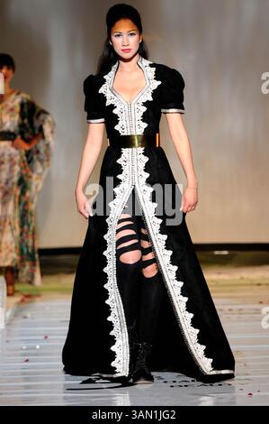 17 mai 2014 - Tunis, Tunis, Tunisie - le styliste marocain de défilé Issam Balalioui à la 6 ème édition de la nuit de la mode arabe 2014 au Grand Hôtel dans le quartier résidentiel Menzah 7 au nord de Tunis. (Crédit image : © Chokri Mahjoub/ZUMAPRESS.com) Banque D'Images