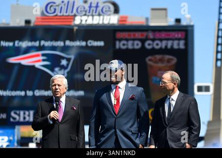12 mai 2014 - Foxborough, Massachusetts, États-Unis - 12 mai 2014 - Foxborough, Massachusetts, États-Unis - Robert Kraft (à gauche), PDG et président des Patriots de la Nouvelle-Angleterre, et Jonathan Kraft (à droite), président des Patriots, tiennent une conférence de presse sur le terrain au stade Gillette pour présenter Dominique Easley (au centre), le premier tour de repêchage de l'équipe. Eric Canha/CSM(image crédit : © Eric Canha/Cal Sport Media/ZUMAPRESS.com) Banque D'Images