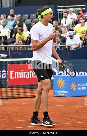 Munich, Allemagne. 14 avril 2025. Munich, Allemagne. 14 avril 2025. Tennis, ATP Tour - Munich, Singles, hommes, 1er tour. Zverev (Allemagne) − Müller (France). Alexander Zverev réagit. Crédit : Magdalena Henkel/dpa/Alamy Live News crédit : dpa Picture alliance/Alamy Live News Banque D'Images
