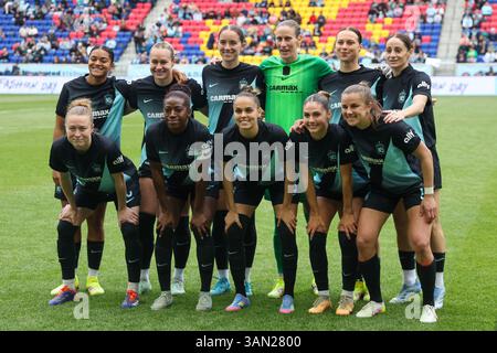 Les joueuses du Gotham FC posent pour une photo avant le match de la National Women's Soccer League contre le courage de Caroline du Nord au Sports Illustrated Stadium de Harrison, New Jersey, le dimanche 13 avril 2025. Rangée supérieure de gauche à droite : Jess carter, Jaelin Howell, Ella Stevens, Ann-Katrin Berger Lilly Reale, Esther González. Rangée du bas de gauche à droite : Emily Sonnett, Mandy Freeman, Gabi Portilho, Sarah Schupansky, Nealy Martin. (Photo : Gordon Donovan) Banque D'Images